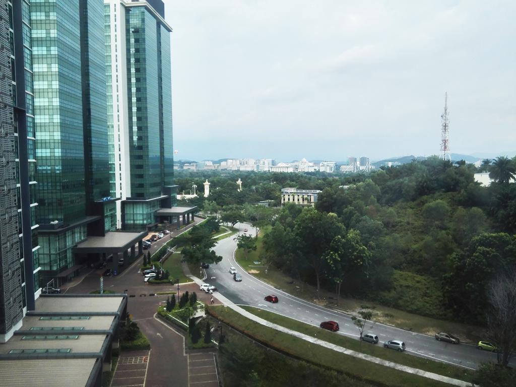 Cyberjaya Soho & Family Suites Экстерьер фото